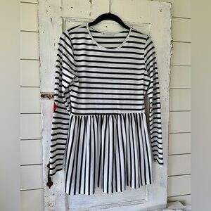 VEVERET BY CHICO, BLACK & WHITE TOP WITH A GATHERED PEPLUM WAIST. SIZE S